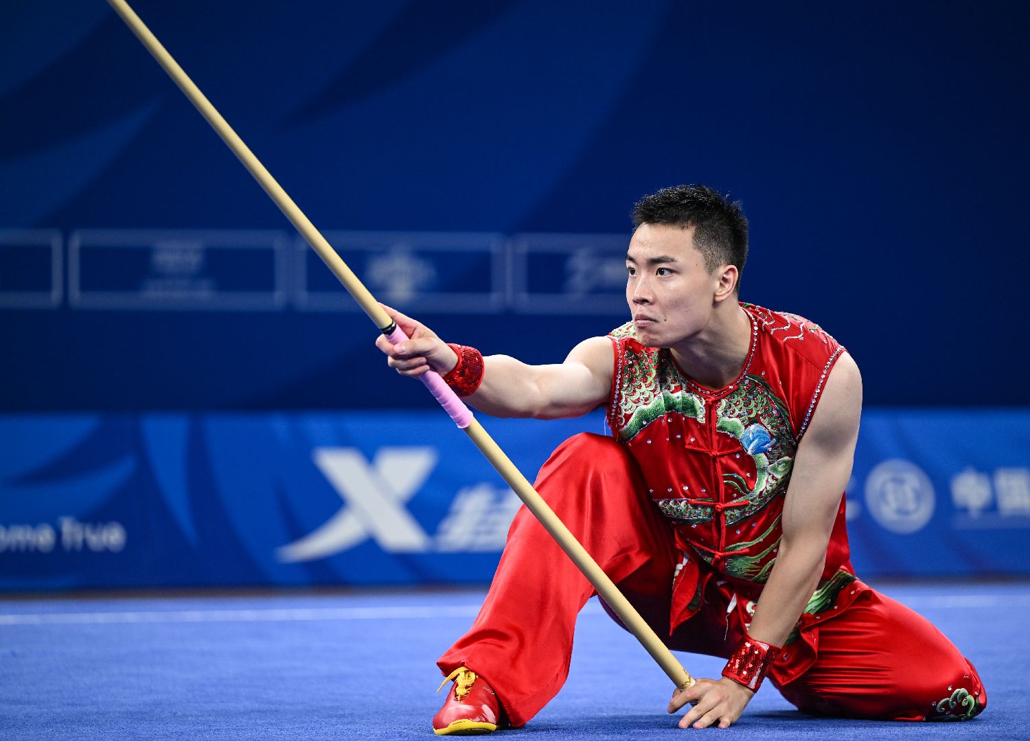 V5力克CLG，Lehends操刀奇招英雄翻盘顶尖较量成都决赛之夜，留下经典瞬间的简单介绍