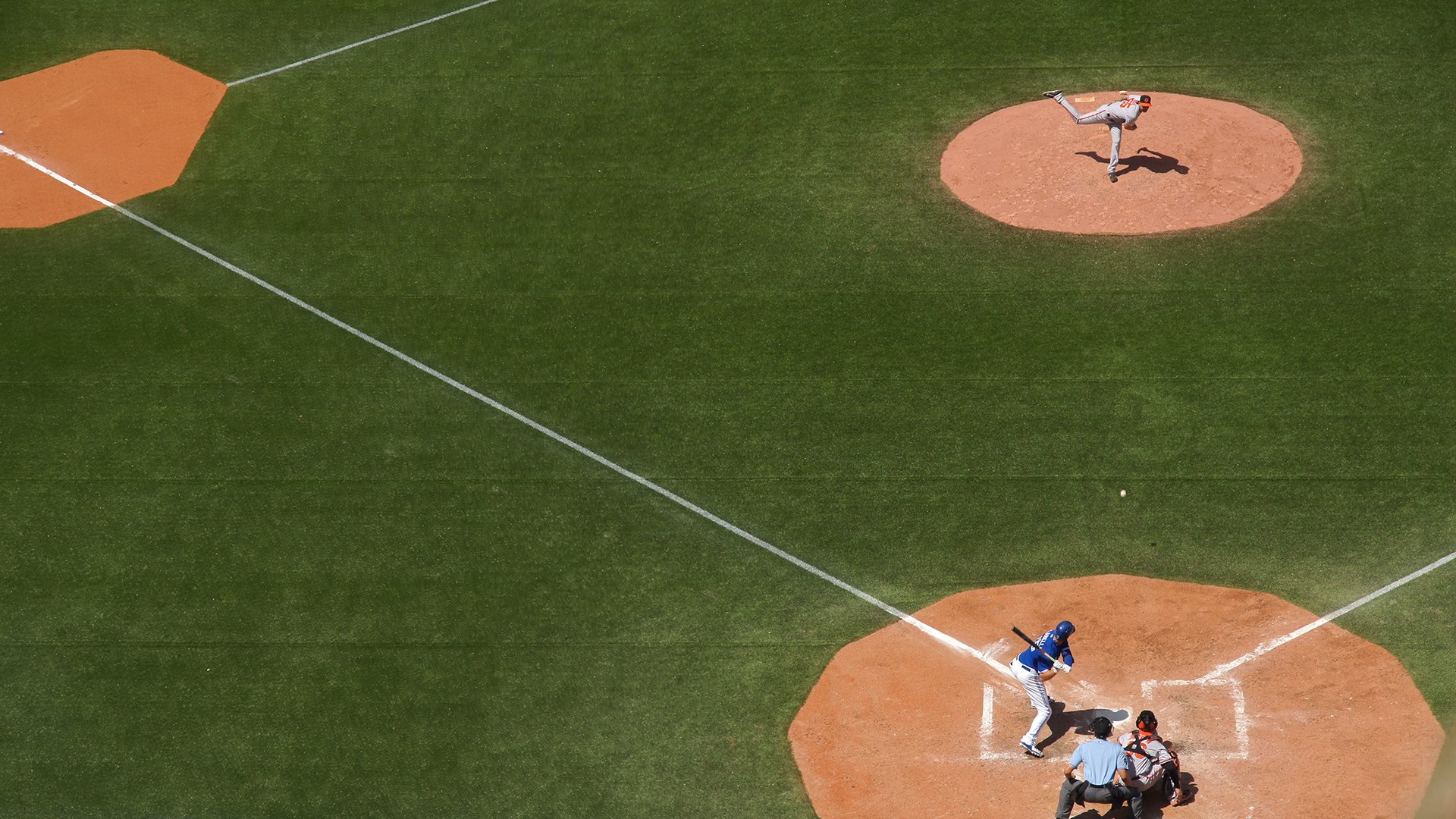 当世界都盯着前锋时,他让时间停在了球门线上